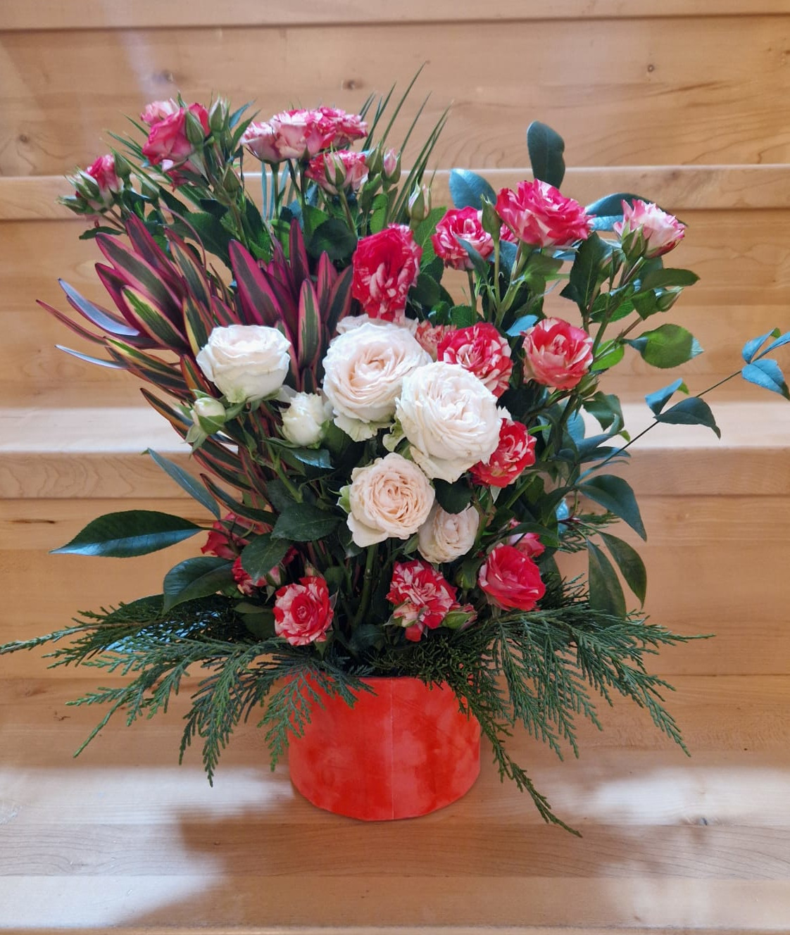 aranjament floral mediu cu trandafiri